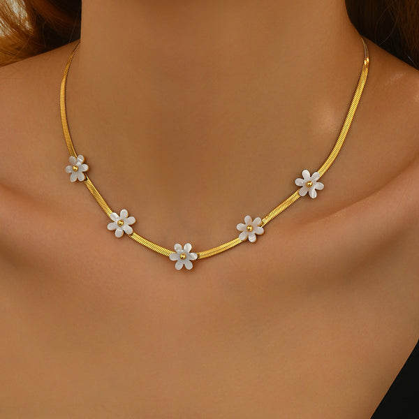 18K Gold Plated Bohemian Floral Necklace   Stainless Steel Skin Safe Jewelry With White Blossom Charms  Hypoallergenic   Tarnish Free Gift For Women Wife Mom, Festive Occasions   Everyday Boho